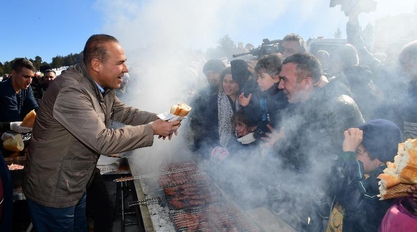 Kar Şenliği&rsquo;nde 10 bin kişiye mangalda sucuk ikram edilecek