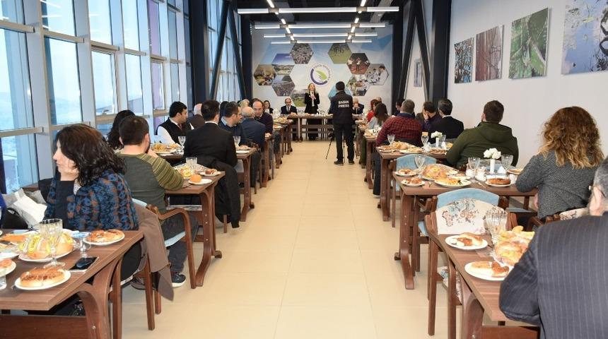 Rekt&ouml;r &Ccedil;akar&rsquo;dan teşekk&uuml;r belgesi