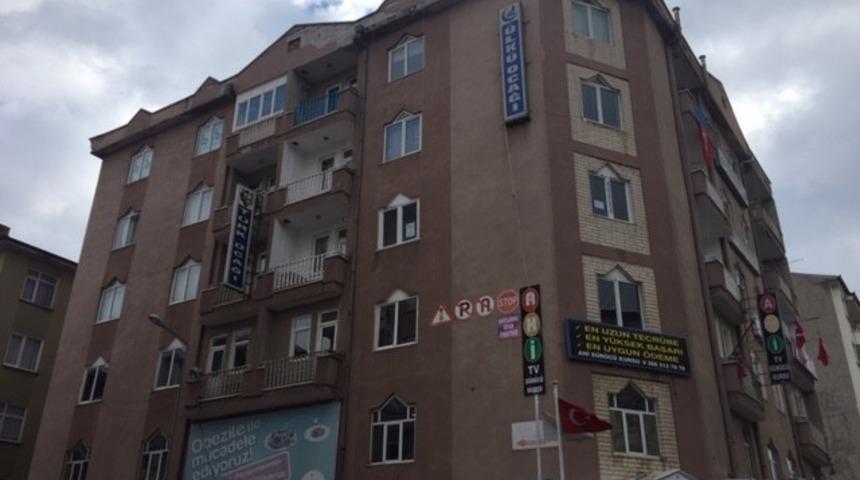 Yolda y&uuml;r&uuml;yen kadının kafasına sarkıt d&uuml;şt&uuml;