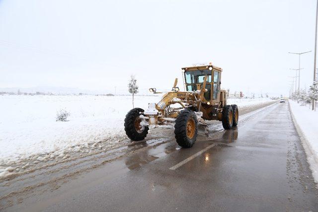 Aksaray’da 300 kişilik ekiple kar kürüme çalışması devam ediyor