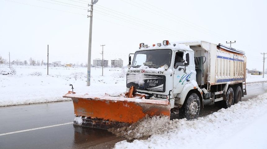 Aksaray&rsquo;da 300 kişilik ekiple kar k&uuml;r&uuml;me &ccedil;alışması devam ediyor