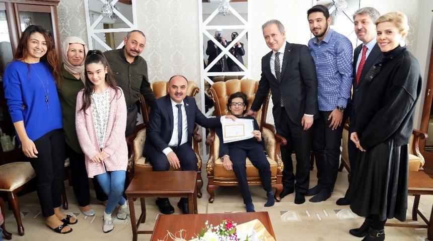 Vali G&uuml;naydın evinde eğitim g&ouml;ren Enes Erdem&rsquo;e karnesini verdi