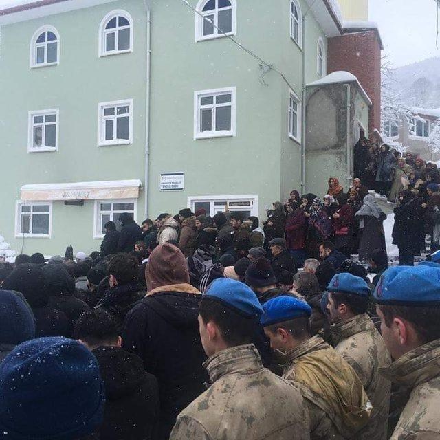 İzmir’de hayatını kaybeden asker toprağa verildi