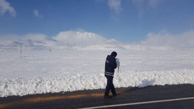 Belediye ekipleri doğada yaşayan hayvanlar için yem bıraktı