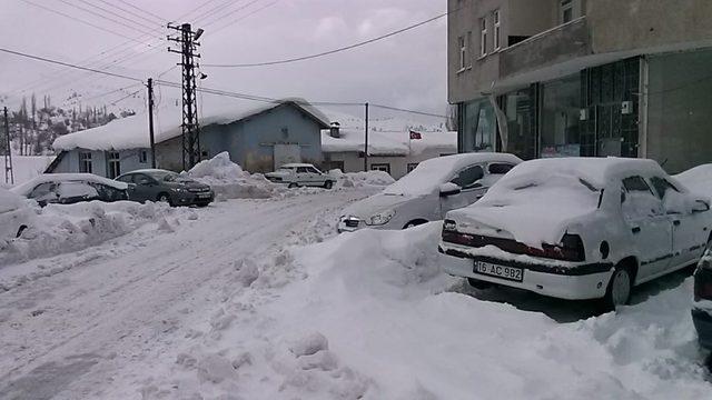 Çelikhan’da kar yağışı devam ediyor