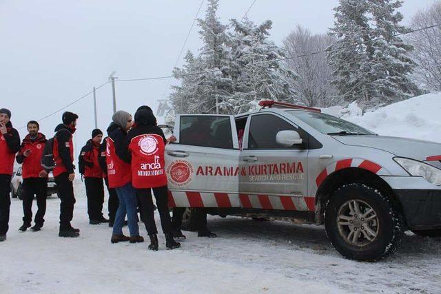 Hayvanlar için yiyecek bırakıp, sağlık durumlarını kontrol ettiler