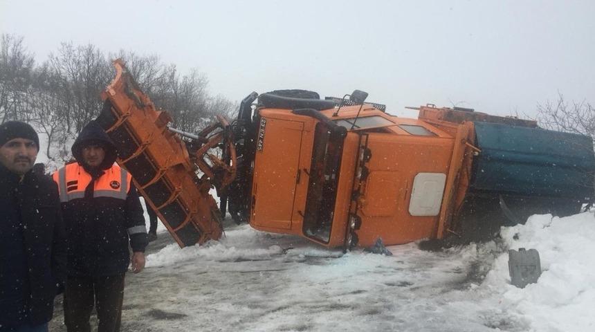 Bingöl’de kar temizleme aracı devrildi
