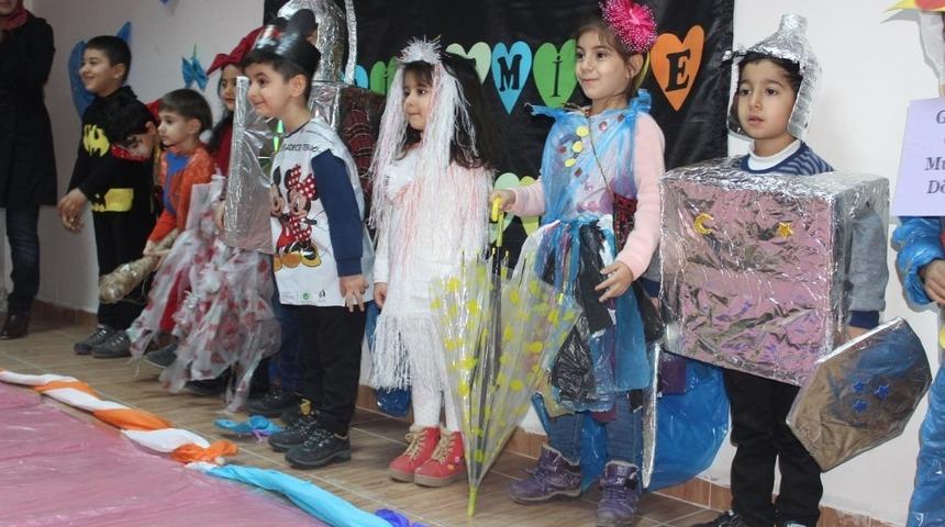 Öğrenciler atık malzemelerle defile düzenledi