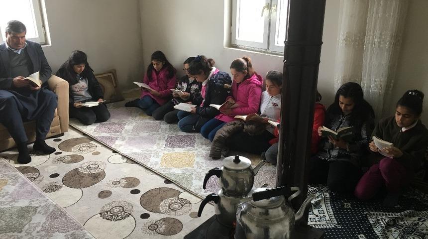 &Ouml;ğrencilere kitap okuma alışkanlığı kazandırılıyor