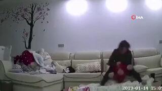 Bakıcı dehşeti gizli kamerada