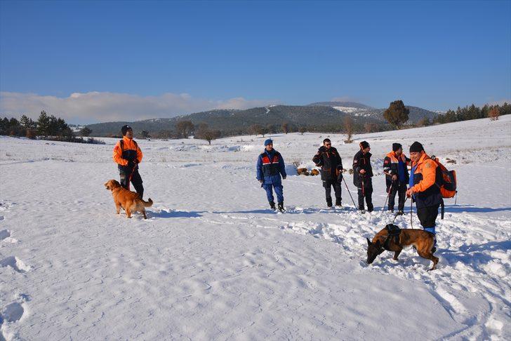 Uşak'ta kayıp yaşlı adamı arama çalışmaları G4