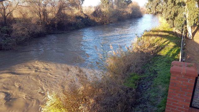 JAK timi Büyük Menderes Nehri’ne düşen şahsı arıyor