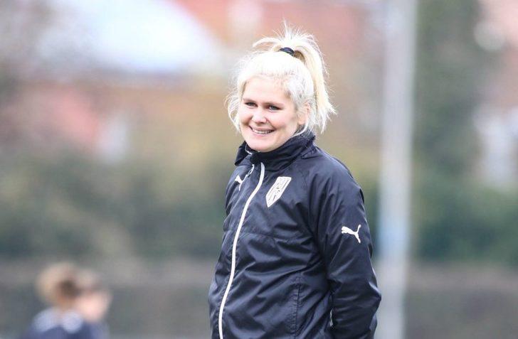2018’de BV Cloppenburg’in başına geçen Alman çalıştırıcı aynı zamanda kulübün kadın takımını da yönetiyor.