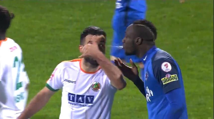 Paşa'da Diagne şoku! Rakibine t&uuml;k&uuml;rd&uuml;...