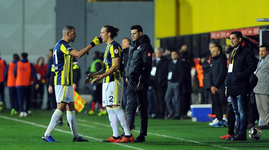 Fenerbah&ccedil;e taraftarı Slimani ve Benzia'yı ıslıkladı