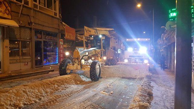 Develi Belediyesi karla mücadele ekipleri 24 saat çalışıyor