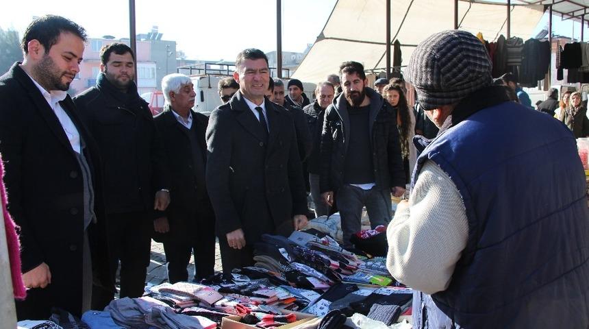 &Uuml;mmet Akın, Efeler&rsquo;de halkın i&ccedil;ine karıştı