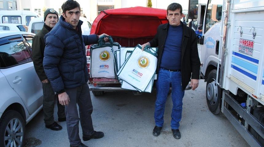 Eğirdir&rsquo;de bez &ccedil;anta dağıtıldı