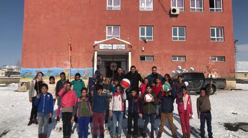 K&ouml;y &ccedil;ocukları badmintonla tanıştılar