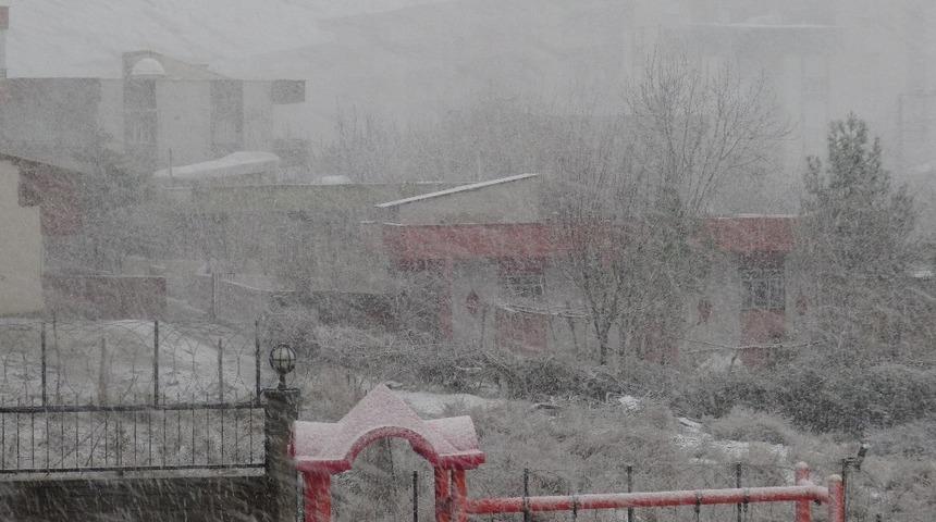 Silvan&rsquo;da kar yağışı hayatı olumsuz etkiliyor