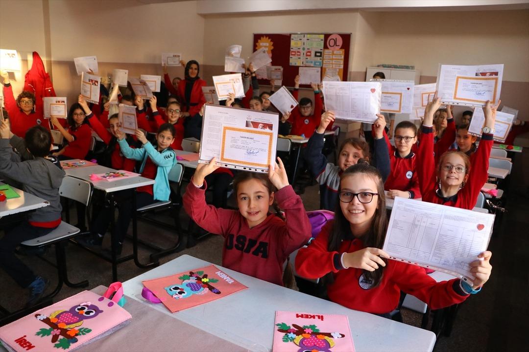 18 milyon &ouml;ğrencinin karne heyecanı! Yarıyıl tatili başladı