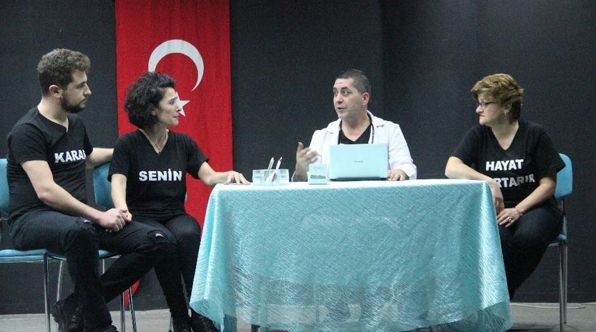 Tiyatroyla kansere farkındalık oluşturuldu