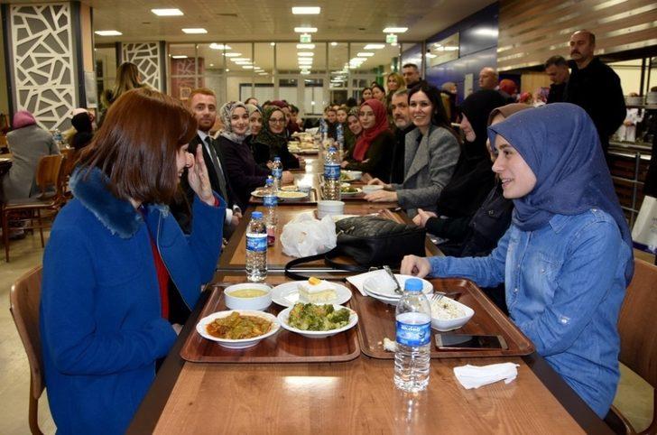 Çiğdem Karaaslan ve Rektör Bilgiç öğrenci sofrasında G1