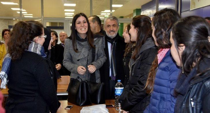 Çiğdem Karaaslan ve Rektör Bilgiç öğrenci sofrasında G2