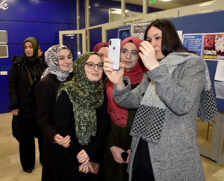 Çiğdem Karaaslan ve Rektör Bilgiç öğrenci sofrasında G3