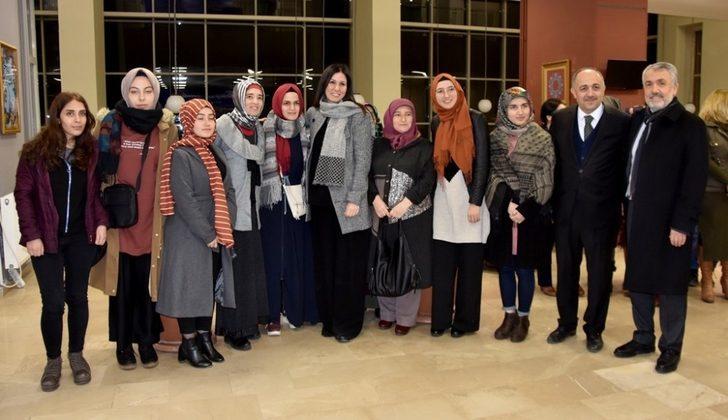 Çiğdem Karaaslan ve Rektör Bilgiç öğrenci sofrasında G4