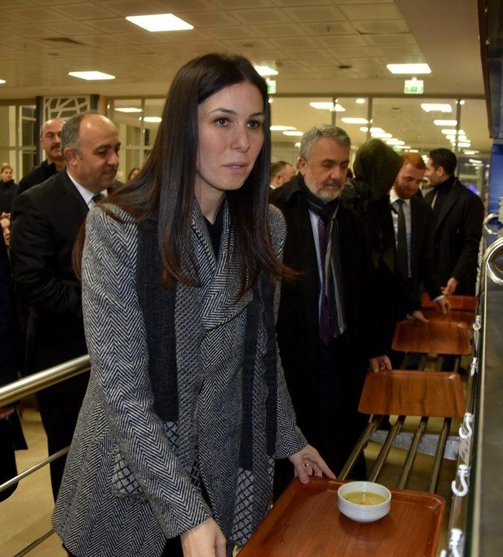 Çiğdem Karaaslan ve Rektör Bilgiç öğrenci sofrasında G5