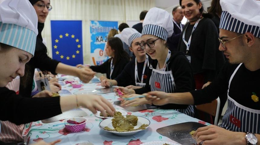 Yabancı &ouml;ğrencilerin T&uuml;rk yemekleri ile imtihanı