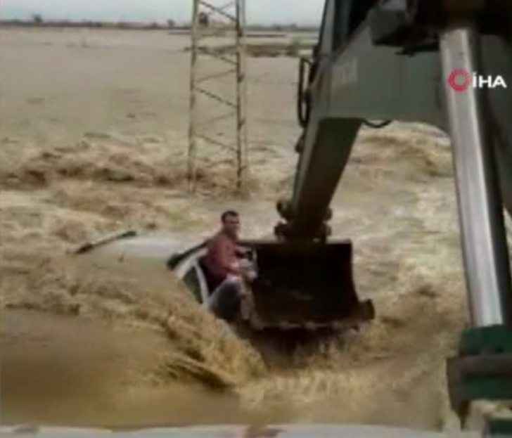 Korku dolu anlar!  Sel sularından böyle kurtuldular G2