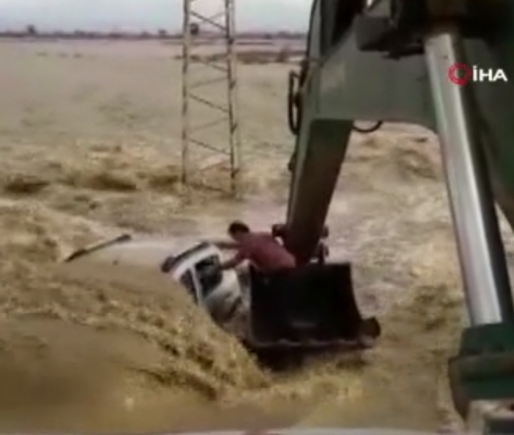 Korku dolu anlar!  Sel sularından böyle kurtuldular G4