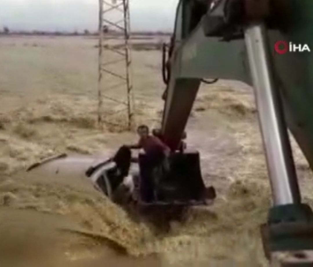 Korku dolu anlar!  Sel sularından b&ouml;yle kurtuldular