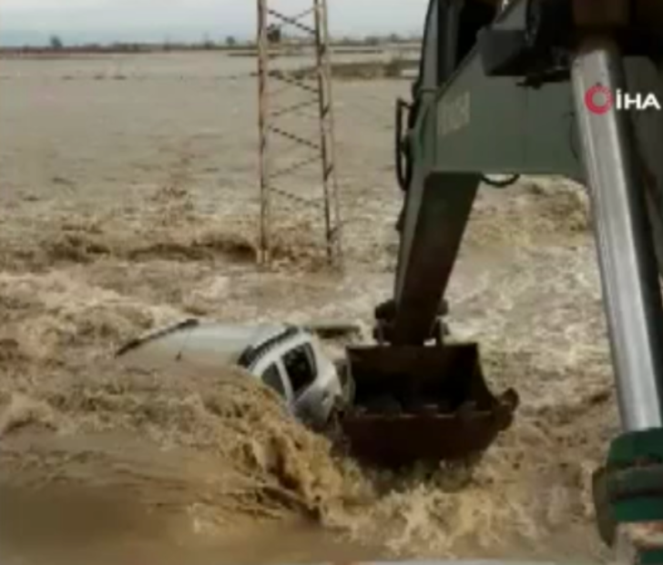 Korku dolu anlar!  Sel sularından böyle kurtuldular G1