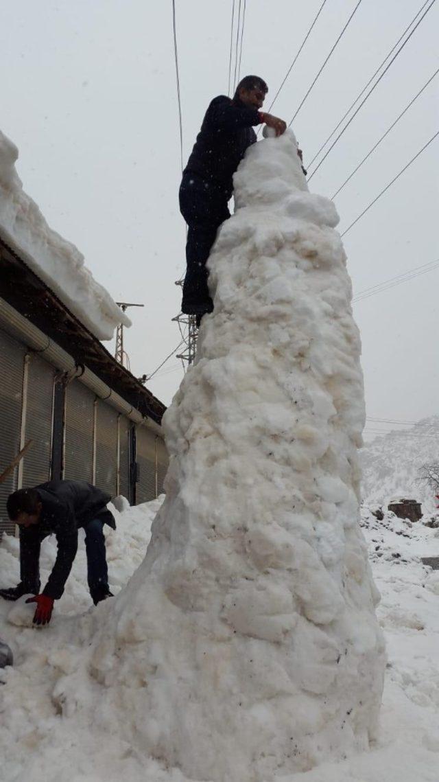 Çukurca esnafından 5 metrelik kardan adam