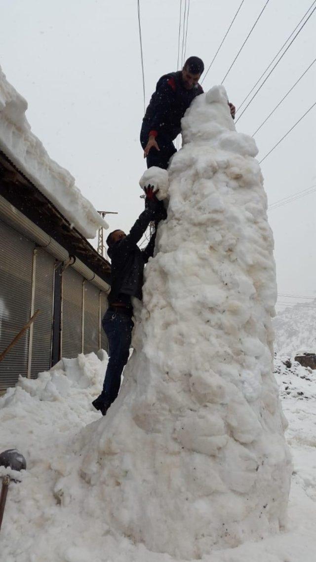 Çukurca esnafından 5 metrelik kardan adam