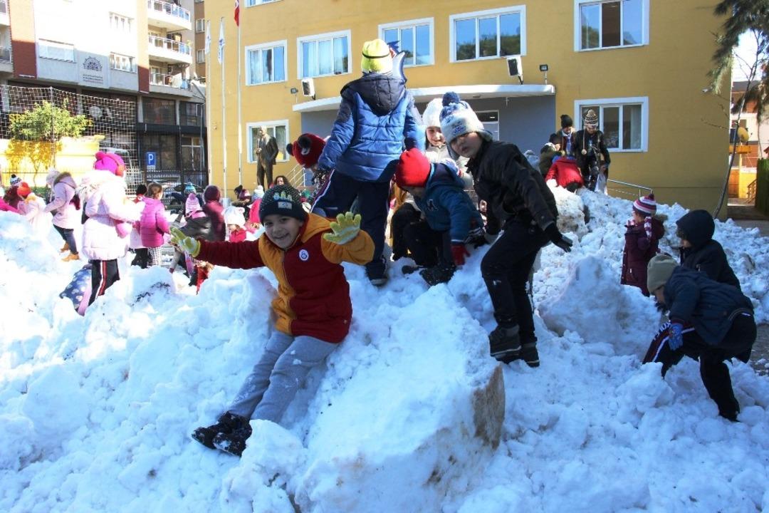 Karne hediyesi kar olunca esaret eğlenceye d&ouml;n&uuml;şt&uuml;