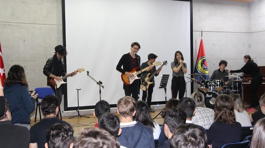 TED &ouml;ğrencileri konser geliriyle okulu boyadı