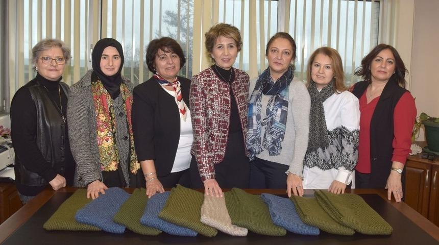 Trabzon&rsquo;dan sınırdaki askerlere kaşkol