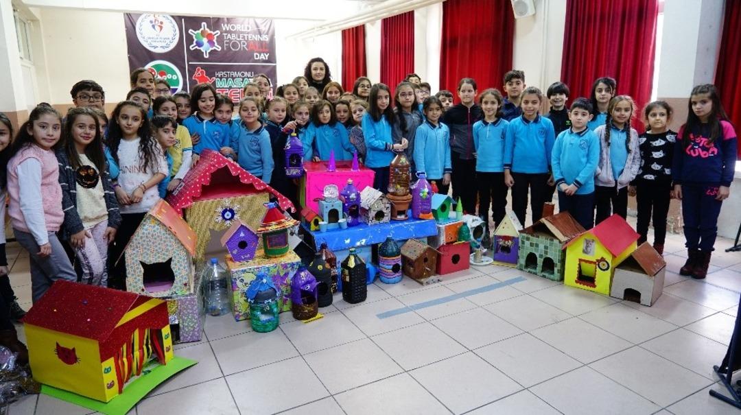 &Ouml;ğrenciler, topladıkları atık maddelerden sokak hayvanlarına barınak yaptı