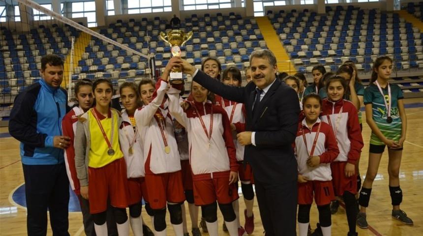 Okullar Arası Yıldızlar Voleybol M&uuml;sabakaları sona erdi