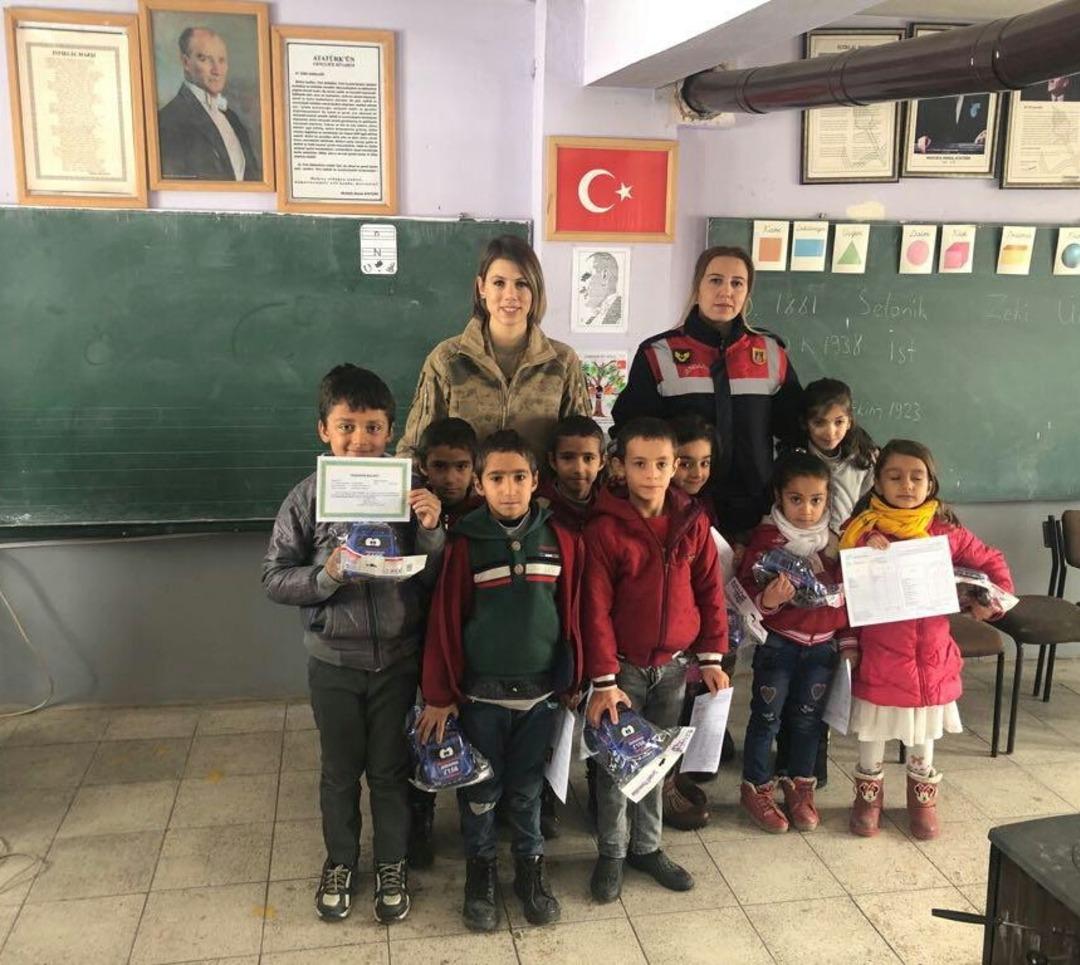 Jandarmadan &ouml;ğrencilere karne hediyesi