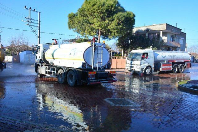 Torbalı’da çamur deryasına dönen mahalleler temizleniyor