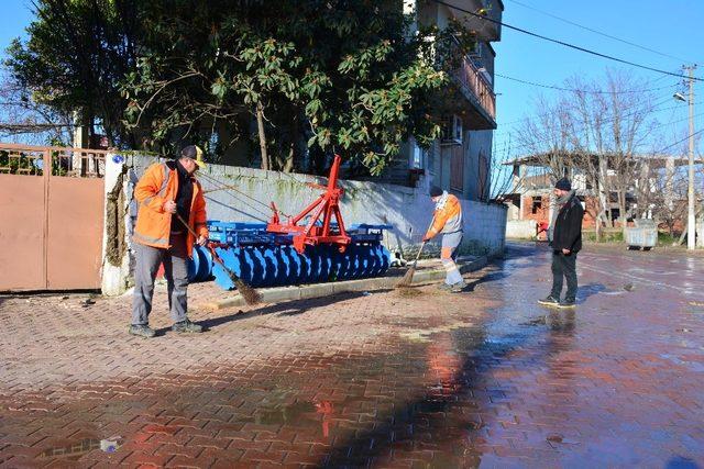 Torbalı’da çamur deryasına dönen mahalleler temizleniyor