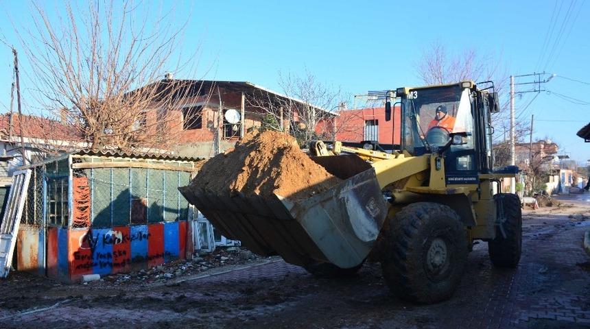 Torbalı&rsquo;da &ccedil;amur deryasına d&ouml;nen mahalleler temizleniyor