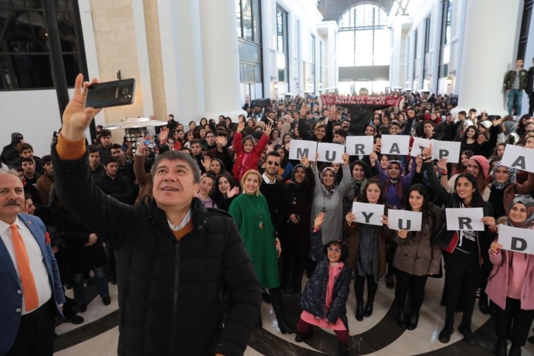 Başkan T&uuml;rel lise &ouml;ğrencileriyle Land Of Legend&rsquo;sta