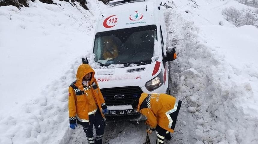 Sincik il&ccedil;esinde sağlık ekipleri kar kış dinlemiyor