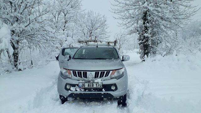 Elektrik hizmeti sunmak için kar ve fırtına ile mücadele ediyorlar